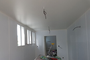 Vue d'une cuisine dans la longueur après la pose de plaque de PVC