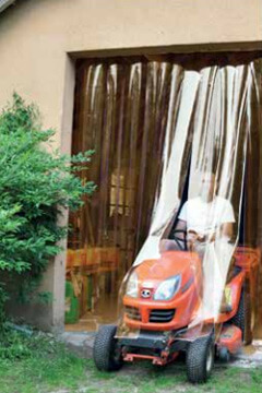 Rideaux à lanières PVC anti insectes protégeant l'accès à un garage