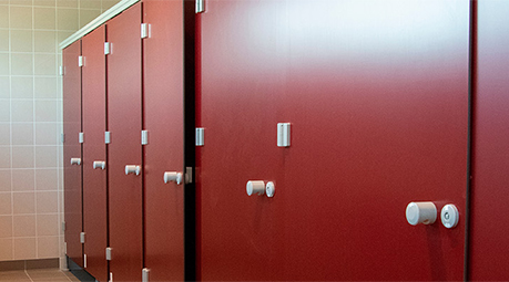 Aménagement d’un espace de douche collective : guide complet et réglementations