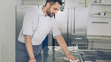 Nettoyage d'un plan travail inox 