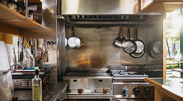 Petite cuisine de restaurant ouverte sur la salle