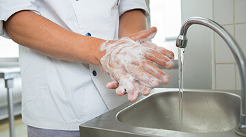 Lavage rigoureux des mains en cuisine professionnelle