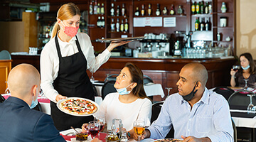 Protocole sanitaire en restauration: service avec le masque