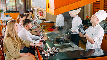 Cuisine ouverte sur un bar et la salle de restauration