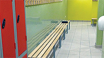 Comment rénover ou aménager un vestiaire de piscine ?