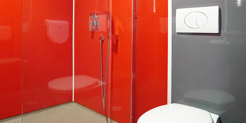 douche rénovée avec plaque en pvc rouge