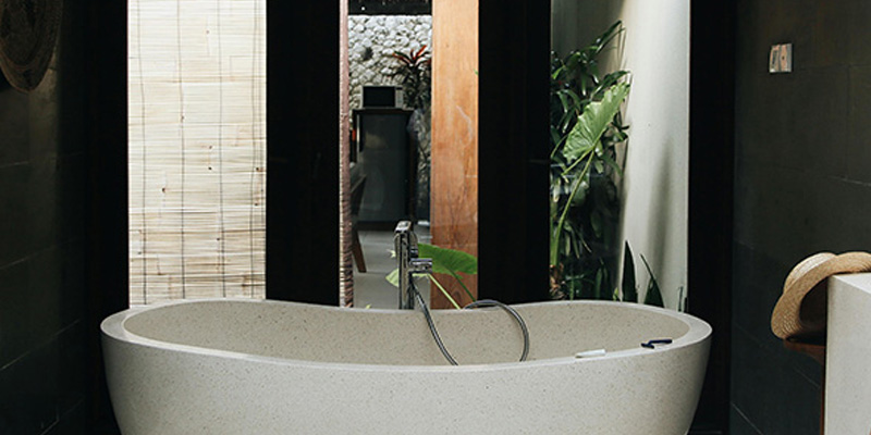 salle de bains avec baignoire hors sol