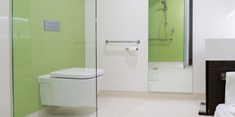 toilette rénovée avec panneaux pvc vert