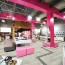 Réalisation boutique avec panneau mural décoratif brillant rose "shocking pink" Altro Whiterock Chameleon