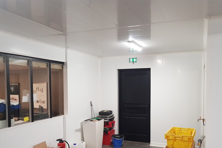 plafond cuisine gastronomique rénové avec lambris alvéolaire 2