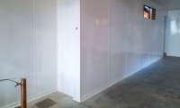 Pose de plinthes dans le cadre de la création d'une salle de traite chèvrerie