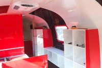 caravane rénovée avec des plaques pvc rouges