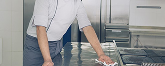 Nettoyage d'un plan de travail en inox