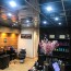 faux plafond en dalles noires brillantes