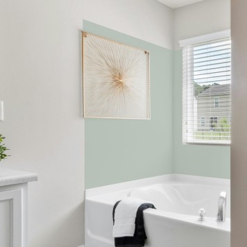 Réalisation parois baignoire salle de bain avec panneau mural décoratif brillant vert amande "Ice Queen" Altro Whiterock Chameleon
