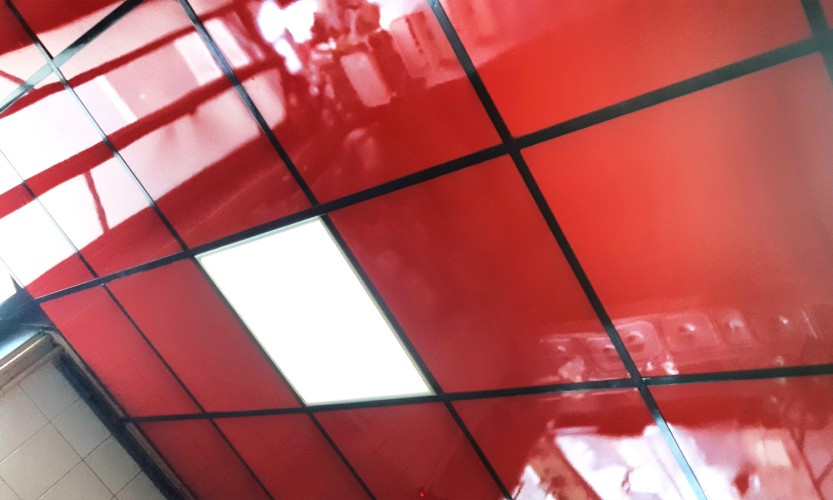 faux plafond en dalles rouges brillantes lavables