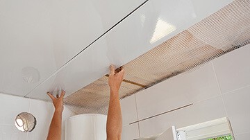 Pose de lambris PVC au plafond