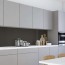 Réalisation crédence cuisine avec panneau mural décoratif brillant noir "Liquorice" Altro Whiterock Chameleon