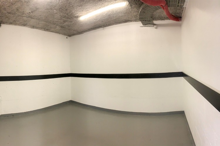 Local poubelle rénové avec lisses en polyéthylène noires