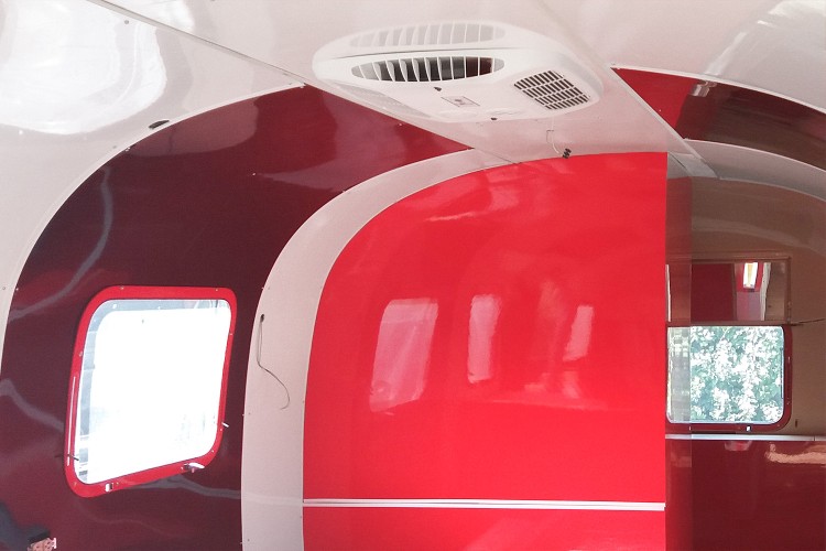 caravane rénovée avec des plaques pvc rouges 2