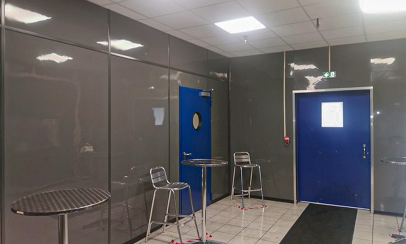 Rénovation de murs à l'aide de plaques grises en PVC