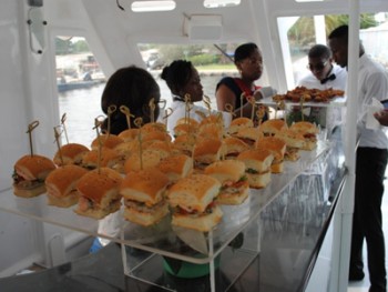 service de traiteur sur un bateau