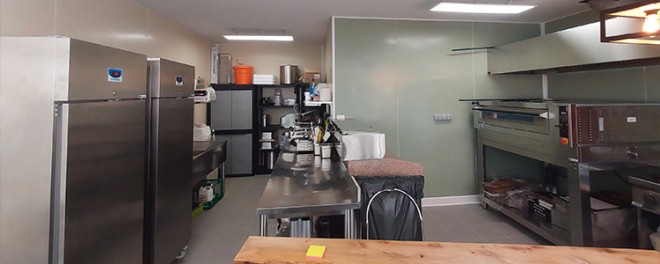Cuisine rénovée avec plaques pvc olive