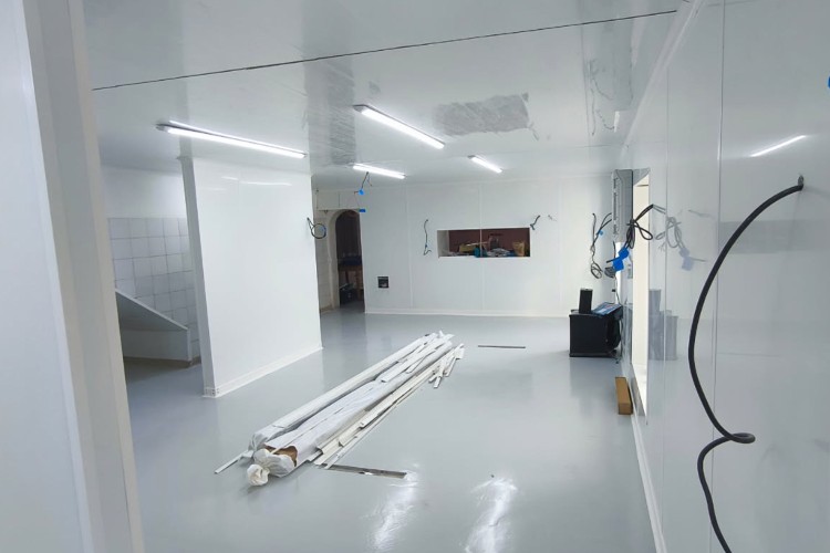 plafond avec lambris alvéolaire cuisine professionnelle