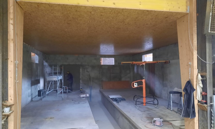 Préparation pour la pose du revêtement mural d'une salle de traite