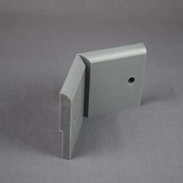 Angle externe pour Plinthe Polyéthylène Grise avec découpe pour U de sol