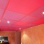 Faux plafond en dalles acoustiques grenat
