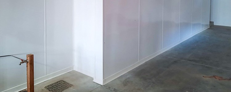 rénovation avec plinthes en pvc blanches