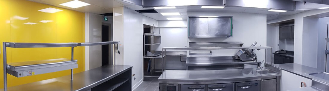 Cuisine professionnelle réalisé en revêtement mural PVC à la place d'une peinture alimentaire