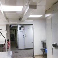 Faux plafond de la cuisine d'un pub rénové
