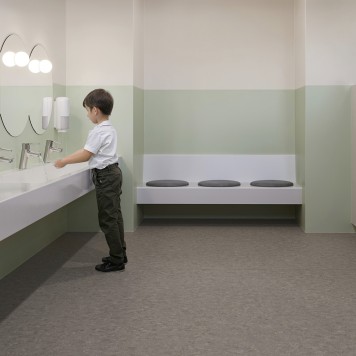 Réalisation paroi salle de bain avec Panneau mural décoratif intérieur PVC Satiné Vert "Serenity" Altro Whiterock Satins