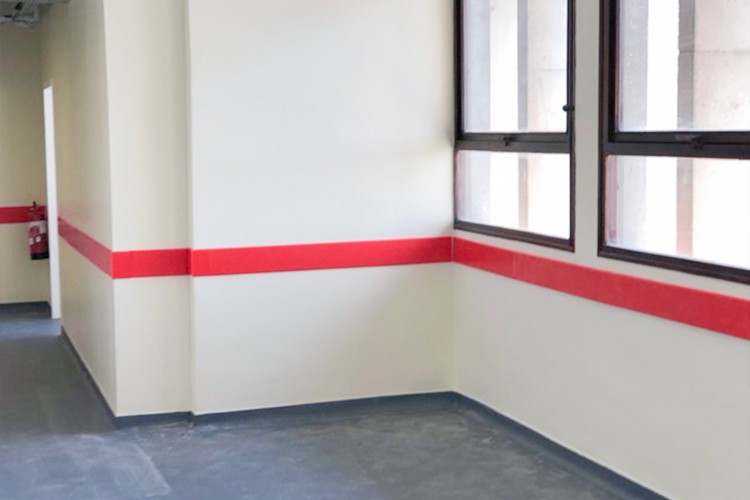 lisses en polyéthylène rouges pour protéger les murs des chocs