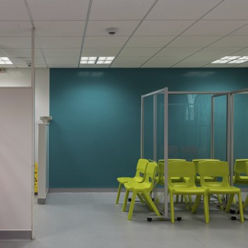 Réalisation paroi murale salle d'attente hôpital avec panneau mural décoratif brillant Bleu Profond "Night Fall" Altro Whiterock Chameleon