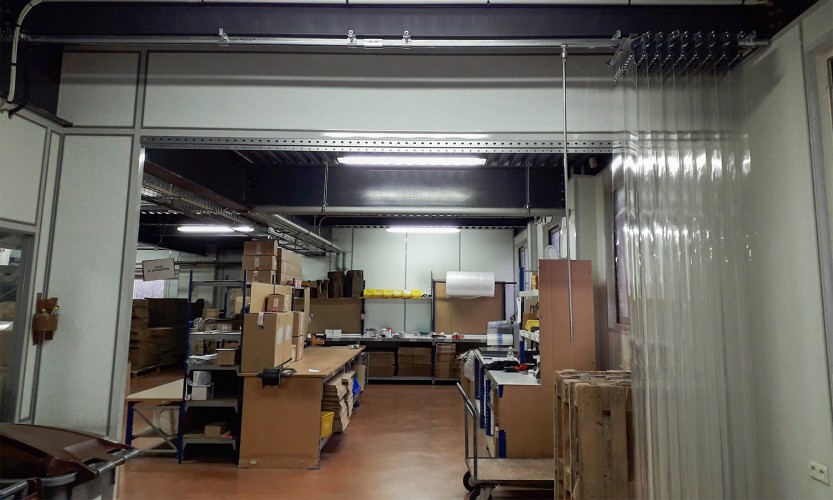 Rideaux à lanières accordéon en PVC ouverts