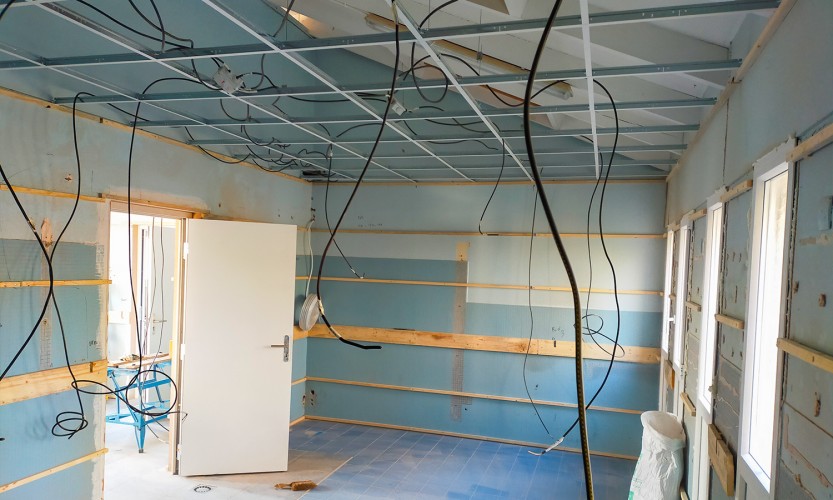pièce avant rénovation avec murs en lambris