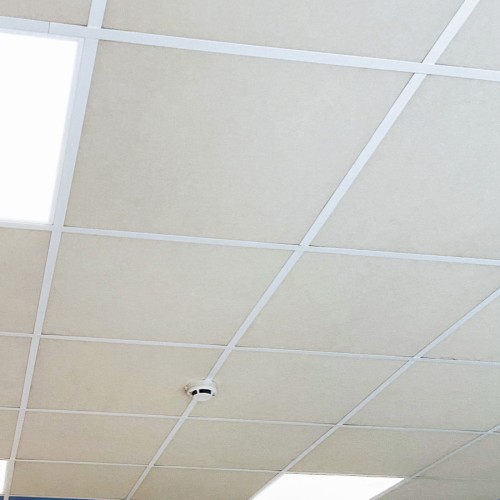 Faux plafond en dalles acoustiques argile
