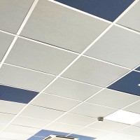 Faux plafond en dalles acoustiques chrome