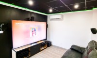 Faux plafond en dalles acoustiques noires