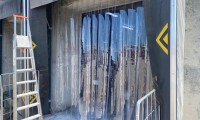 Entrée munie d'un rideau à lanières en PVC