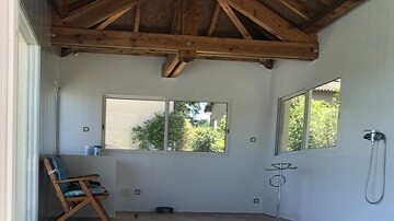 Pose de lambris PVC sur les murs d'un SPA