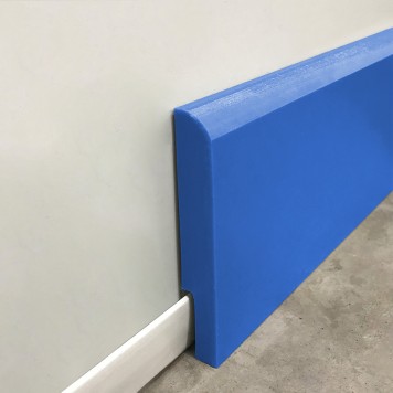 Plinthe Polyéthylène bleue avec découpe pour U de sol