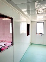Mur en plaques de PVC blanche dans une clinique au Sénégal