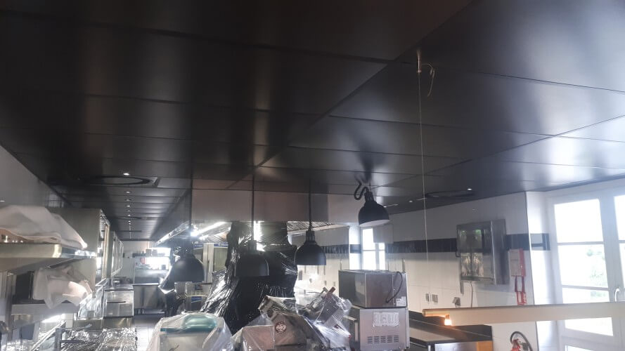 Dalles noires mates - Vue sur le plafond en perspective