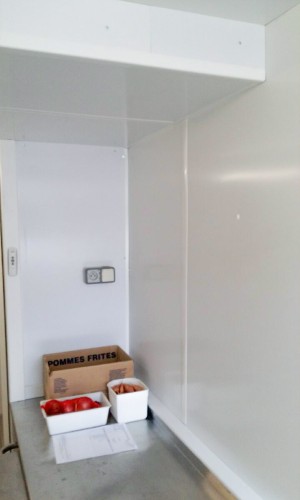 Réserve d'une cuisine en plaques de PVC blanches