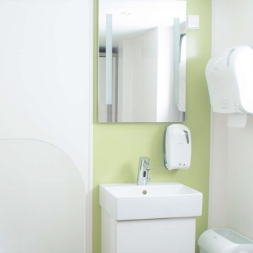 Réalisation paroi salle de bain avec Panneau mural décoratif intérieur PVC Satiné Vert "Orchard" Altro Whiterock Satins
