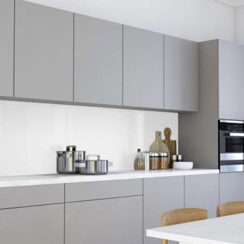 Réalisation crédence cuisine avec panneau mural décoratif brillant Blanc Eclatant "Pure Innocence" Altro Whiterock Chameleon